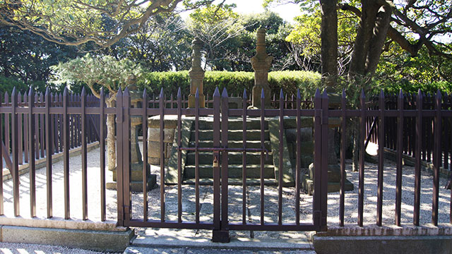 三浦按針夫妻の墓（塚山公園）